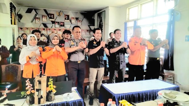 
 WAKAPOLSEK PALAKKA HADIRI SOSIALISASI PEMBENTUKAN RELAWAN DESTANA OLEH BPBD DI KANTOR CAMAT PALAKKA
