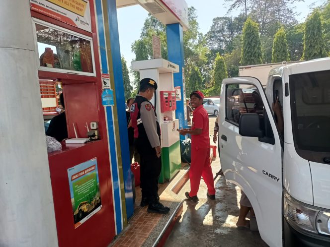 
 Kanit Samapta, Polsek Ulaweng, Bersama, Bhabinkamtibmas, Pantau Pengisian BBM, di SPBU Akae,