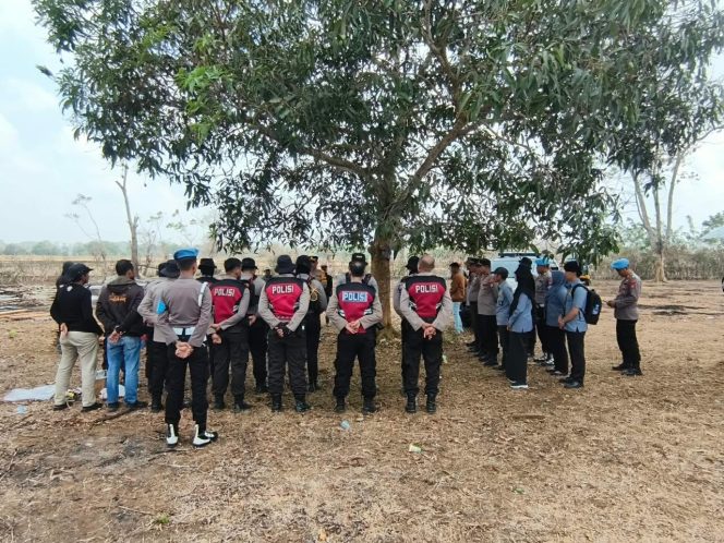 
 POLRES BONE BERSAMA POLSEK CINA LAKSANAKAN PENGAMANAN EKSEKUSI LAHAN DI DESA KAWERANG