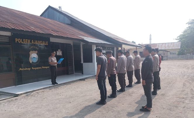 
 Kesiapan Personel Jadi Perhatian, Kapolsek Ajangale Pimpin Apel