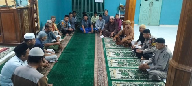 
 Usai, Shalat Subuh, Berjamaah, Personel, Polsek Ulaweng, Pererat, Silaturahmi, dengan Jamaah, Masjid, Baiturahma,