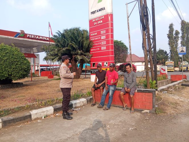 
 BRIPKA ABDUL AZIZ STANDBY DI SPBU KARELLA MARE, SAMBIL JALIN KOMUNIKASI DENGAN MASYARAKAT
