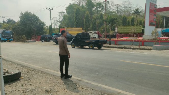 
 ANTISIPASI, KEMACETAN, AKIBAT, ANTREAN BBM, PERSONEL, POLSEK ULAWENG, LAKSANAKAN, PENGATURAN, LALU LINTAS, DI SPBU AKAE,