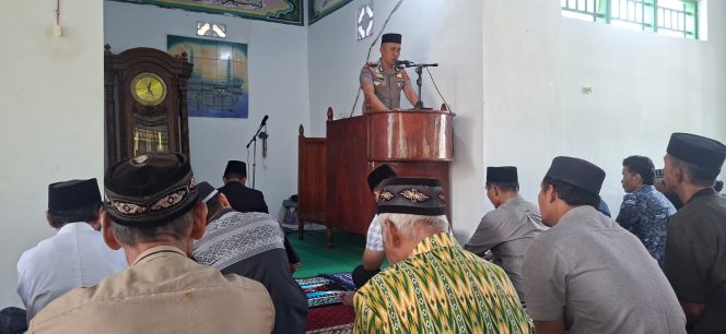 
 Wakapolsek Palakka Salat Jumat Berjamaah di Masjid Jami Arrahman, Sampaikan Himbauan Kamtibmas kepada Jemaah