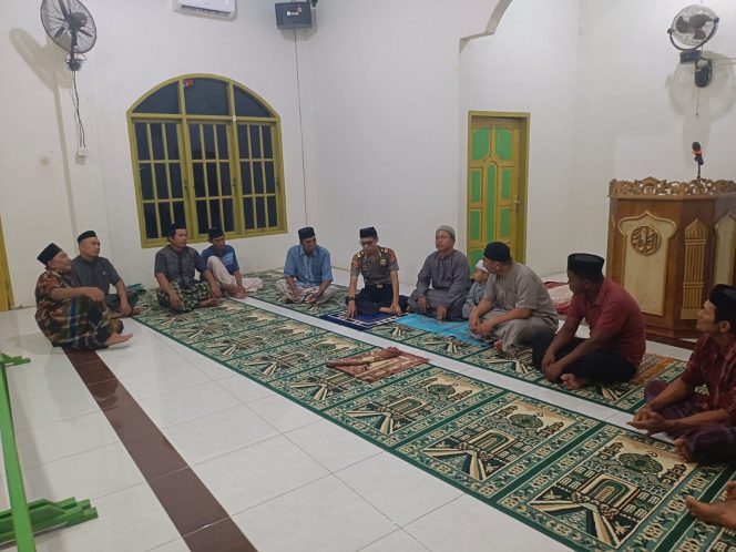
 Kapolsek Mare Laksanakan Giat Subuh Keliling, Pererat Silaturahmi dengan Masyarakat