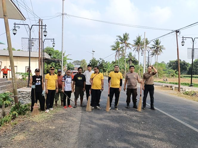 
 Sambut Obor Porprov 2026, Polsek Ajangale Bersama Pemerintah Kecamatan Gelar Kerja Bakti di Perbatasan Bone–Wajo