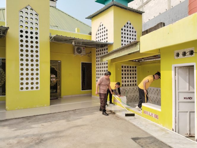 
 Wujud Kepedulian Lingkungan, Kapolsek Ajangale Bersama Personel Kurvei di Masjid Nurul Barokah