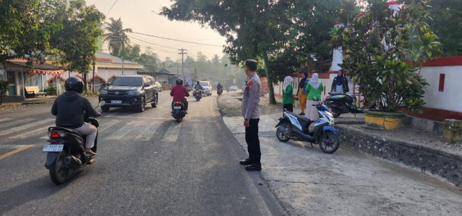 
 Commander Wish Pagi, Personel Polsek Palakka Berikan Pelayanan Pengaturan Lalu Lintas Demi Keselamatan Masyarakat