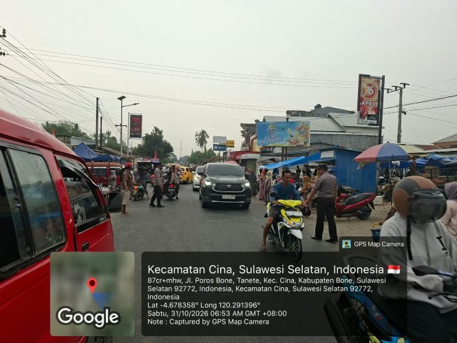 
 Cegah Kemacetan Akibat Aktivitas Pasar, Kapolsek Cina Bersama Personel Laksanakan Pengaturan Lalu Lintas