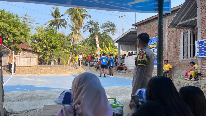 
 Bhabinkamtibmas Kawal Jalannya Turnamen Sepak Takraw di Desa Pasippo