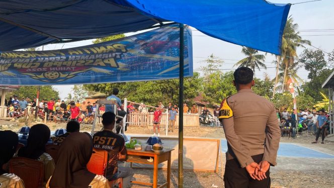 
 Bhabinkamtibmas Hadiri Penutupan Turnamen Sepak Takraw di Desa Pasippo, Apresiasi Kerja Sama Panitia