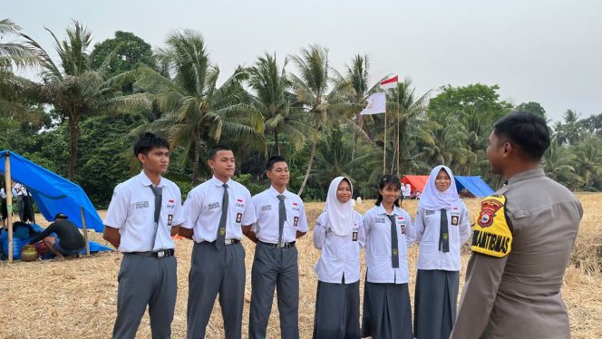 
 Bhabinkamtibmas Sambangi Siswa Mula Paskibra UPT SMKN 1 Watampone yang Sedang Berkemah di Desa Tanah Tengnga