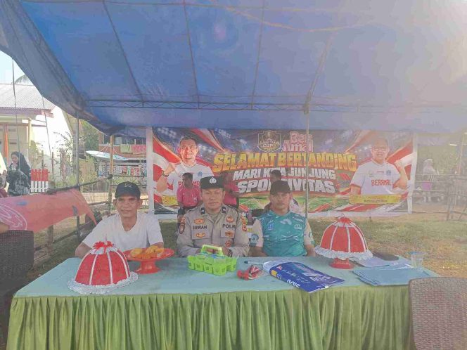 
 Polsek Mare Bersama Babinsa Amankan Turnamen Sepak Bola Mini di Desa Ujung Tanah