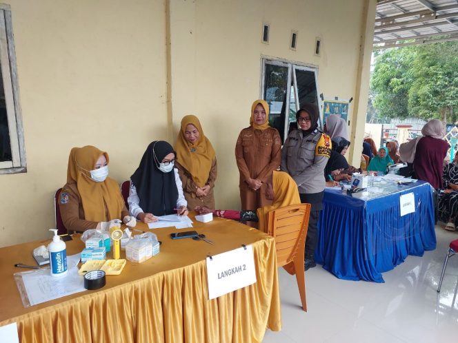 
 Bhabinkamtibmas Brigpol Elvira Sari Dampingi Tim Kesehatan UPT PKM Palakka dalam Tracing Tuberkulosis Terintegrasi CKG di Desa Panyili