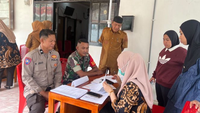 
 Sinergi TNI-Polri Dampingi Tim Kesehatan Puskesmas Usa Lakukan Tracing TBC di Desa Cinennung