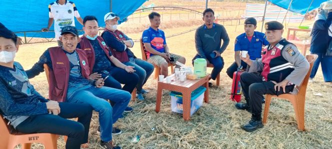 
 Kanit Sabhara Pam Balap Motor Ceroos ,  Berikan Pesan Kamtibmas Pada Penonton ,Polsek Tonra Polres Bone