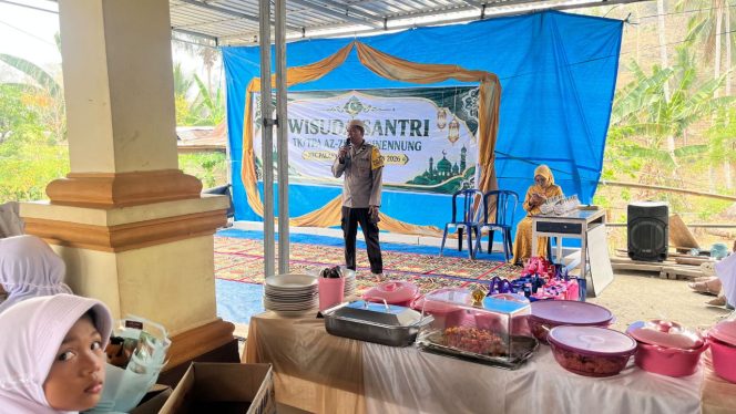 
 Hadiri Wisuda Santri TK/TPA Az-Ziahad di Desa Cinennung, Bhabinkamtibmas Sampaikan Pesan Kamtibmas