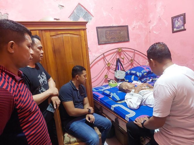 
 Wujud Kepedulian dan Kekeluargaan, Kapolsek Palakka Jenguk Personel yang Sedang Sakit
