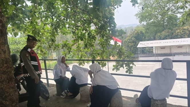 
 Dekat dengan Anak, Kanit Patroli Polsek Palakka Beri Edukasi dan Motivasi Belajar kepada Siswa SMP