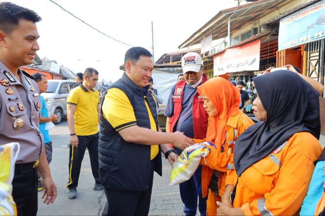 
 Wujudkan Polisi Bersama Masyarakat, Kapolda Sulsel Pimpin Aksi Bersih Lingkungan dan Berbagi di Pasar Daya
