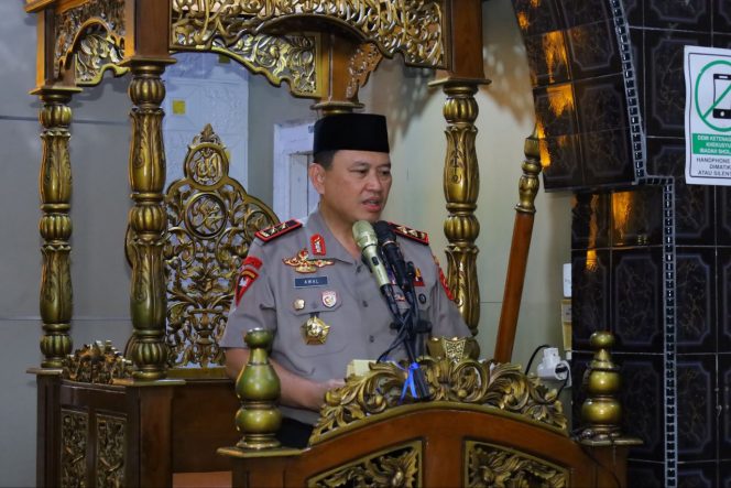 
 Subuh Keliling di Masjid Nurul Hidayah Kec. Tallo, Kapolda Sulsel Ajak Warga Manfaatkan Call Center 110 untuk Laporkan Gangguan Kamtibmas