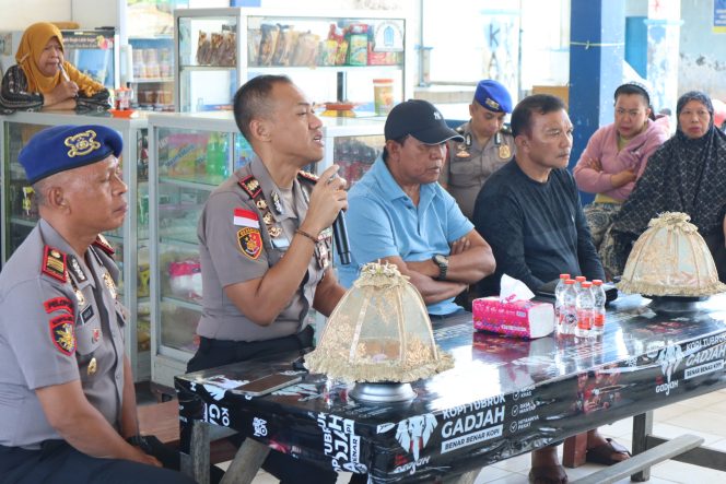 
 Program Polisi Bersama Masyarakat, Kapolres Bone Dialog Langsung dengan Nelayan dan Pekerja TPI Lonrae