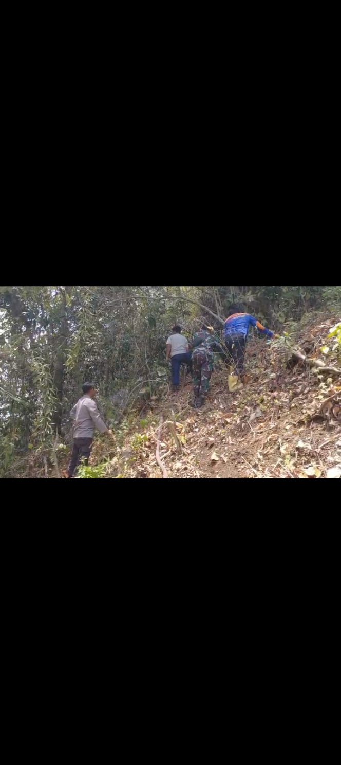 
 Sinergitas Bhabinkamtibmas, Babinsa, Pemadam dan Warga Padamkan Kebakaran Lahan di Desa Cinennung