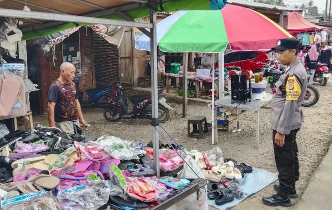 
 Bhabinkamtibmas Polsek Cina Gelar Patroli Dialogis di Pasar Cina, Sosialisasikan Slogan “Polisi Bersama Masyarakat”