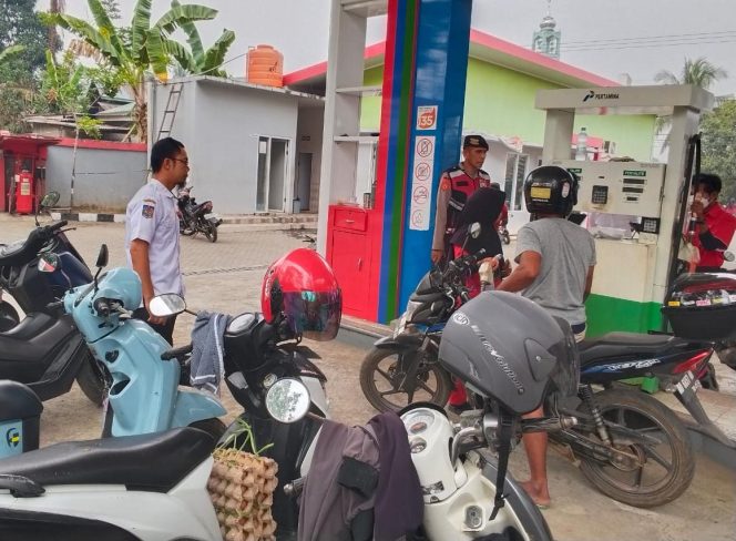 
 Polsek Cina Pantau Pendistribusian BBM Bersubsidi, Imbau Pengendara Tertib Antre dan Parkir