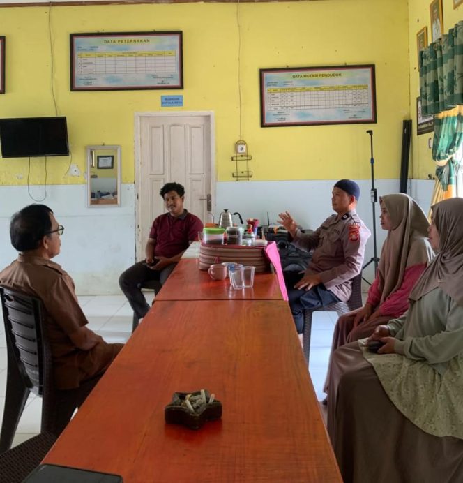 
 Jalin Silaturahmi dengan Pemerintah Desa, Kanit Binmas Polsek Cina Kedepankan Slogan “Polisi Bersama Masyarakat”