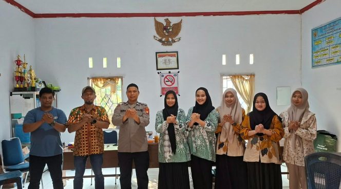 
 Ngopi Bareng Perangkat Desa Awo, Ps. Kanit Binmas Polsek Cina Sosialisasikan Slogan “Polisi Bersama Masyarakat”