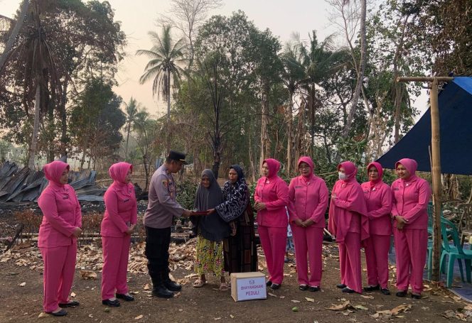 
 Bhayangkari Ranting Polsek Cina Salurkan Bansos kepada Korban Kebakaran di Desa Walenreng