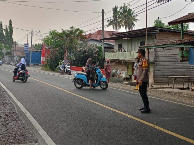 
 ‎WAKAPOLSEK AWANGPONE PIMPIN PENGATURAN LALU LINTAS DI DEPAN SMPN 2 AWANGPONE