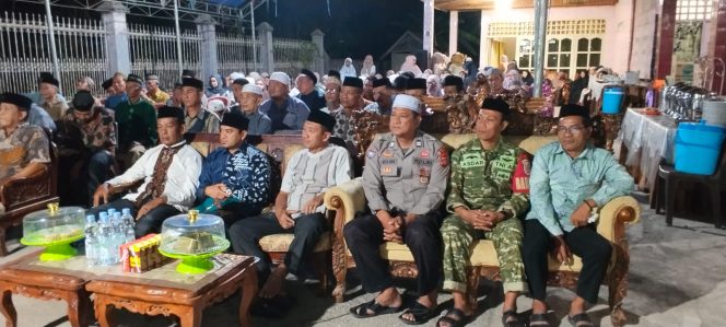 
 Kanit Binmas Polsek Barebbo Bersama Babinsa Hadiri Takziah 100 Hari Almarhum H. Ahmad Asis Bin Asis di Desa Kading