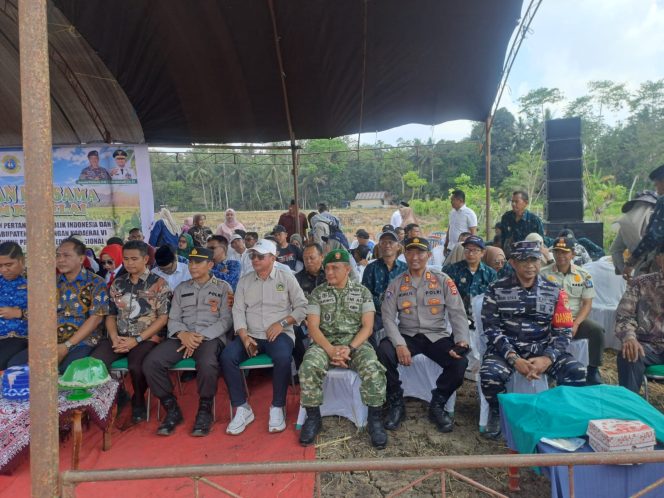 
 Gerakan Bersama Tanam Kedelai di Desa Kajaolaliddong, Dukung Peningkatan Produksi dan Ketahanan Pangan