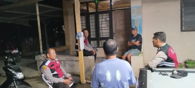 
 POLSEK BAREBBO GELAR PATROLI BIRU, SAMPAIKAN PESAN KAMTIBMAS DAN ANTISIPASI KEBAKARAN
