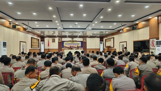 
 Sat Binmas Polres Bone Bersama Dukcapil Sosialisasikan Aplikasi IKD kepada Bhabinkamtibmas