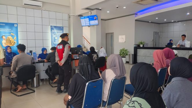 
 Pengamanan kantor Obyek Vital, Personil Sat Samapta Polres Bone Pastikan Bank BRI Aman