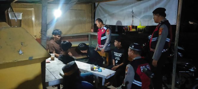 
 Patroli Biru Polsek Barebbo Sampaikan Pesan Kamtibmas kepada Masyarakat