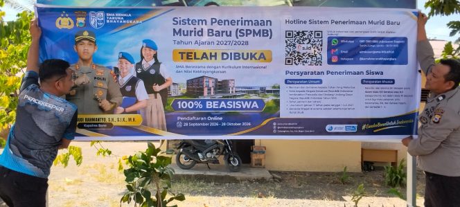 
 Polsek Barebbo. pasang Baliho Sosialisasikan SPMB SMA Kemala Taruna Bhayangkara Di Depan Mako. polsek