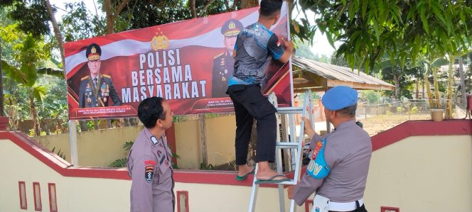 
 Polsek Barebbo Pasang Spanduk Tagline Polisi Bersama Masyarakat