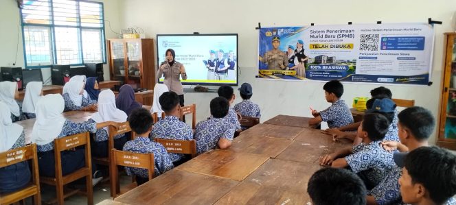 
 Bhabinkamtibmas Polsek Barebbo Sosialisasikan SPMB SMA Kemala Taruna Bhayangkara kepada Siswa MTs Al Hidayah Bakke