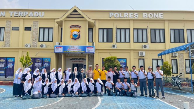 
 Satlantas Polres Bone Tingkatkan Kesadaran Pelajar Melalui Sosialisasi Kamseltibcar Lantas