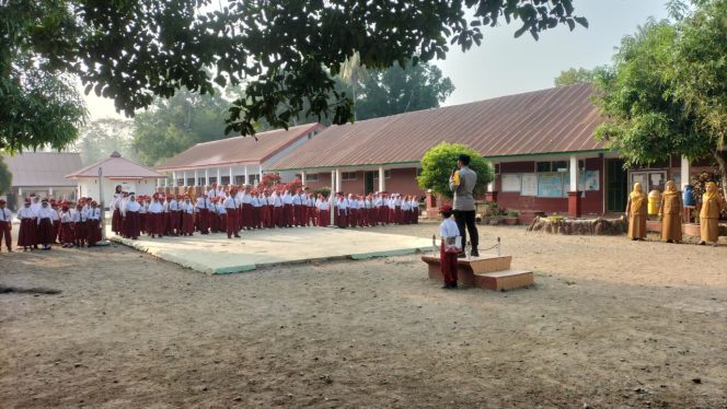
 Bhabinkamtibmas Hadiri Upacara Bendera Merah Putih Police Goes to School di Apala