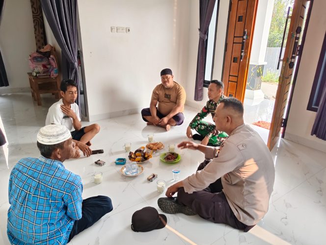 
 KANIT BINMAS POLSEK BAREBBO BERSAMA BABINSA LAKSANAKAN SAMBANG DAN PATROLI DIALOGIS, AJAK WARGA JAGA KAMTIBMAS