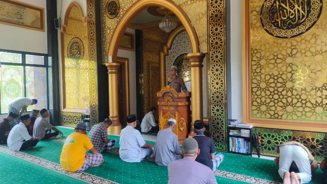 
 Sat Binmas Polres Bone Sampaikan Pesan Kamtibmas dan Imbauan Kesehatan kepada Jemaah Masjid Jumrah