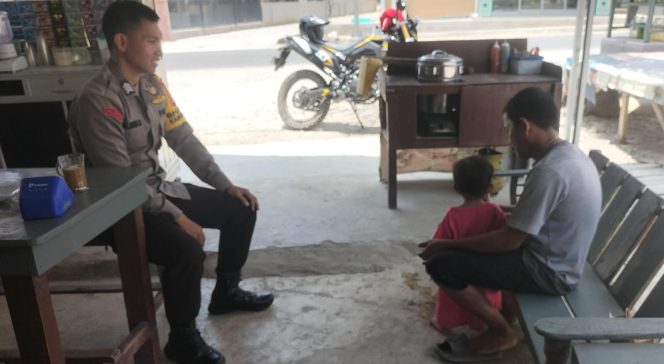 
 Bhabinkamtibmas Polsek Barebbo Laksanakan DDS di Lingkungan Waru, Sampaikan Imbauan Kamtibmas kepada Warga