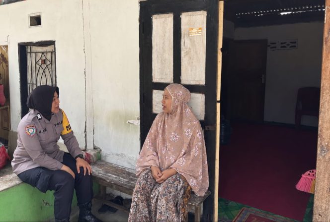 
 Polisi Bersma Masyarakat Bhabinkamtibmas Ajak Warga Jaga Kamtibmas dan Waspada Kebakaran