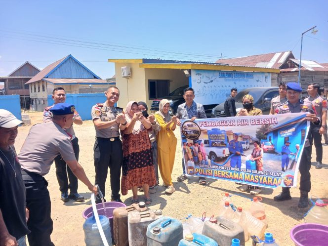 
 Wujud Polisi Bersama Masyarakat, Polres Bone Salurkan Air Bersih Untuk Masyarakat Pesisir