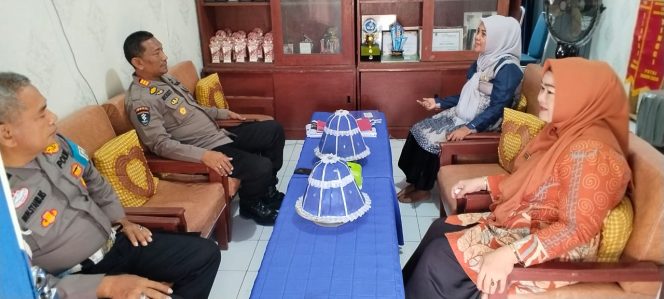 
 Kapolsek Barebbo Jalin Silaturahmi dengan Pihak SMP Negeri 2 Barebbo, Bahas Situasi Kamtibmas di Lingkungan Sekolah